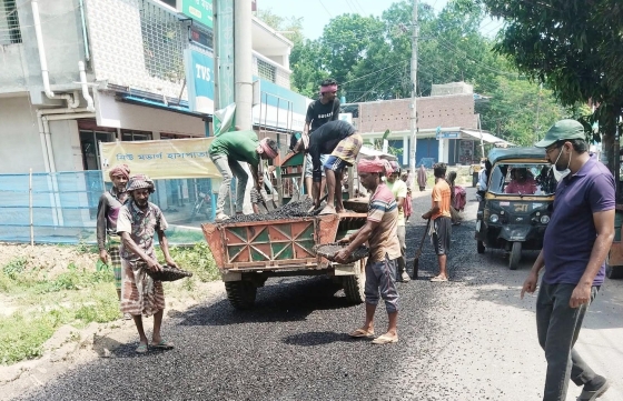 তানোরে ভারী বৃস্টিতে রাস্তায় কার্পেটিং, কর্তৃপক্ষ নিরব হেতু কি?