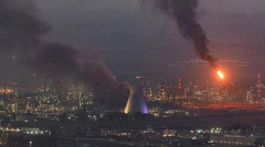 ইসরায়েলের তেল স্থাপনায় ইরানের মিসাইল হামলায় শোধনাগারে আগুন, নিহত ৩