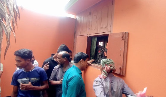 বাঘায় শিক্ষকের বাড়িতে জানালার গ্রিল ভেঙে চুরি