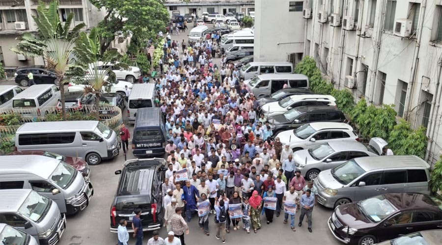সরকারি চাকরিজীবীদের আন্দোলনে সচিবালয়ে প্রশাসনিক ভবন অবরুদ্ধ