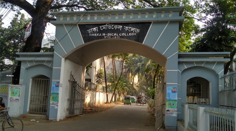 ঢাকা মেডিকেল কলেজ অনির্দিষ্টকালের জন্য বন্ধ, হল ছাড়ার নির্দেশ