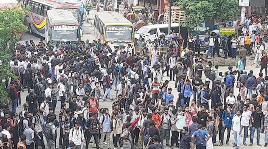 শিক্ষার্থীদের সড়ক অবরোধ: ভোগান্তিতে যাতায়েতকারী