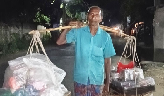 তানোরে ৩৬ বছর ধরে চুরি-ফিতা বিক্রি করে সংসার চালাচ্ছেন চন্দন