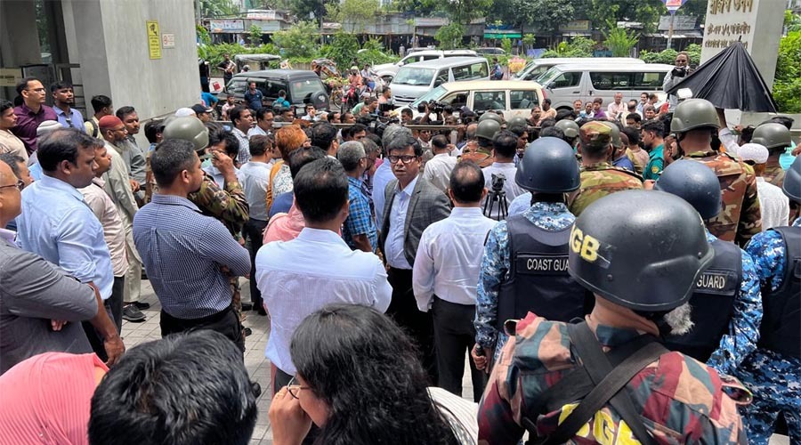 এনবিআর ভবন অবরুদ্ধ, নেতৃবৃন্দকে প্রবেশে বাধা