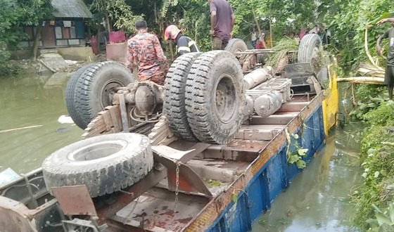 বরিশালে ট্রাক উল্টে পুকুরে নিহত ২