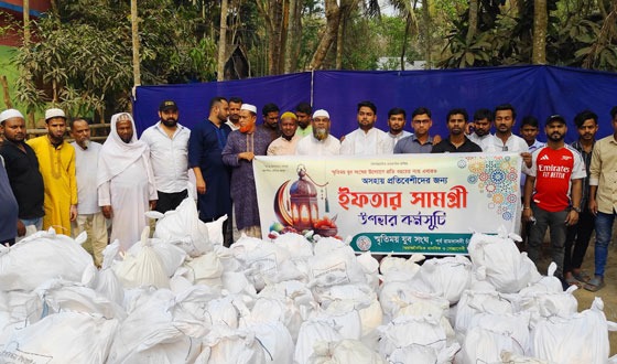 পূর্ব রামদাসদীতে স্মৃতিময় যুবসংঘের ইফতার সামগ্রী বিতরণ