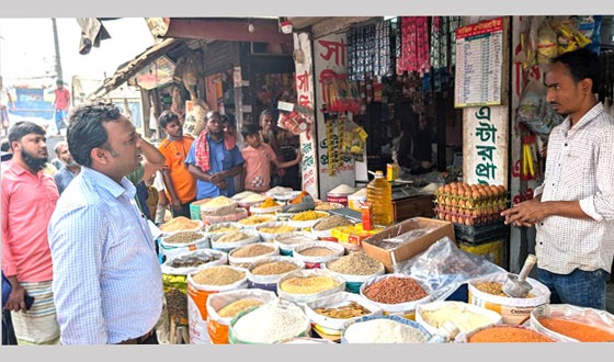 ত্রিশালে বাজার মনিটরিংয়ে ভ্রাম্যমান আদালতের অভিযান