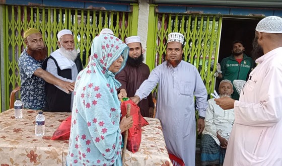 দেবহাটায় সাবেক উপজেলা চেয়ারম্যানের ইফতার সামগ্রী বিতরন