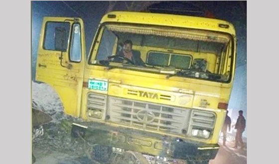 সাঁথিয়ায় সড়কের ওপড় গাছ ফেলে ডাকাতি