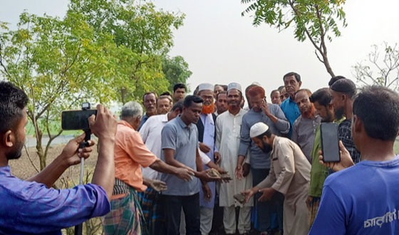 খাজরায় এলাকাবাসীর উদ্যোগে রাস্তা সংষ্কার কাজ শুরু