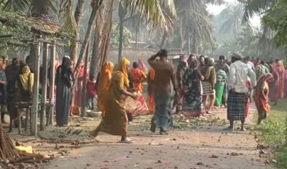 পাওনা টাকা চাওয়াকে কেন্দ্র করে দু’দল গ্রামবাসীর সংঘর্ষে আহত ৫০