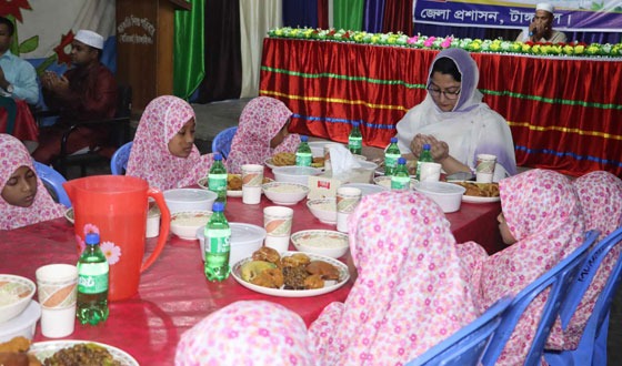 এতিমদের সাথে ইফতার করলেন টাঙ্গাইলের জেলা প্রশাসক