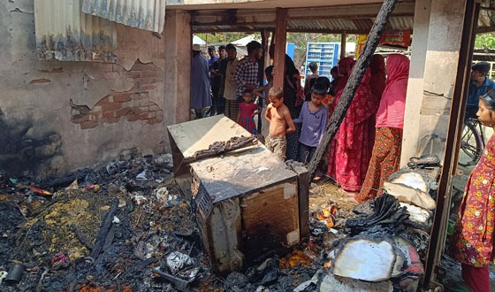 অগ্নিকাণ্ডে পুড়ে গেল বিএনপির কার্যালয় ও ব্যবসা প্রতিষ্ঠান