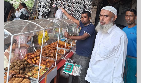 চাঁদপুরে জমে উঠেছে বাহারি ইফতার বেচাকেনা
