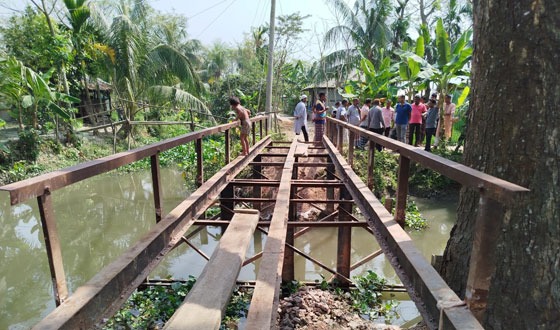 নাজিরপুরে বিএনপি নেতার বিরুদ্ধে রড চুরির অভিযোগ