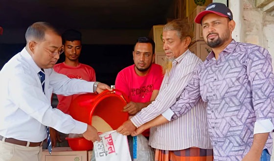 ধামইরহাটে টিসিবি বিতরণ কার্যক্রম উদ্বোধন