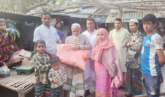 চিরিরবন্দরে অগ্নিকান্ডে ক্ষতিগ্রস্থ পরিবারের হাতে শীতবস্ত্র ও খাবার প্রদান