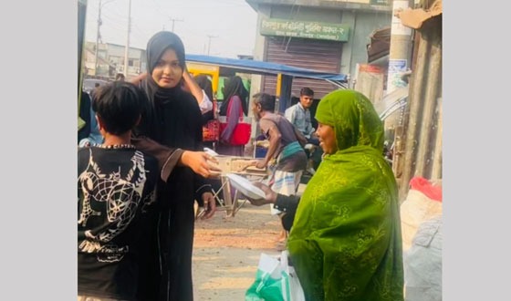 চাঁদপুরে রোজাদার পথচারীদের মাঝে ইফতার বিতরন