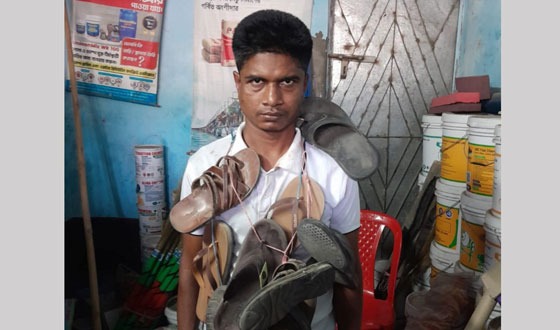 তালায় সন্ত্রাসী  ও চাঁদাবাজ কে ধরে পুলিশে দিল  জনতা