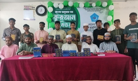 পাথরঘাটা কলেজে শিক্ষার্থীদের মাঝে ছাত্রশিবির কোরআন বিতরণ