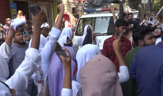 পিরোজপুরে ধর্ষণের বিরুদ্ধে শিক্ষার্থীদের বিক্ষোভ