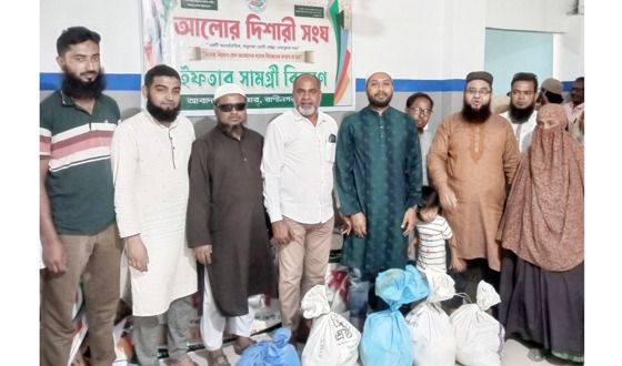 রাণীনগরে অসহায় মানুষের মাঝে ইফতার সামগ্রী বিতরণ
