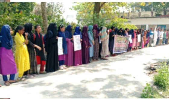 আশাশুনিতে ধর্ষণ ও নারী নির্যাতনের প্রতিবাদে মিছিল ও মানববন্ধন