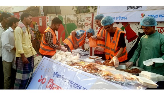টাঙ্গাইলে সুবিধাবঞ্চিতদের জন্য ১০ টাকায় ইফতার