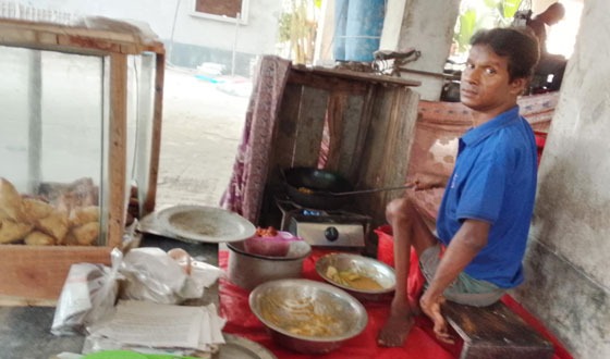 জীবন যুদ্ধে হার না মানা প্রতিবন্ধির ঘুরে দাড়ানোর চেষ্টা