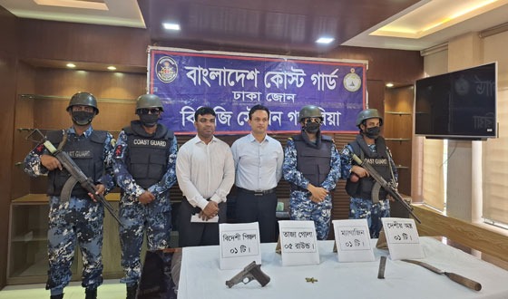 মেঘনা নদীতে বিশেষ অভিযানে পিস্তল-গুলি ও দেশীয় অস্ত্র উদ্ধার