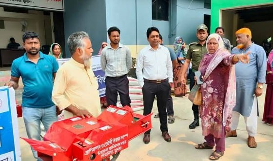 দিঘলিয়ায় ডেইরী সুবিধাভোগীদের মাঝে উপকরণ বিতরণ