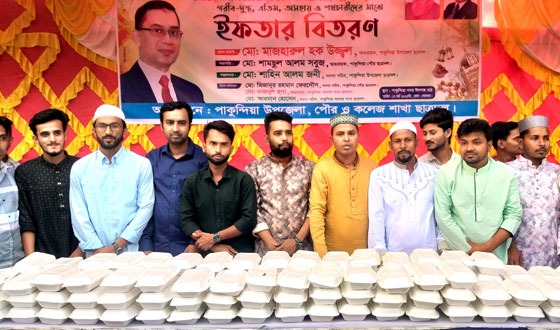 পাকুন্দিয়ায় পথচারীদের মাঝে ছাত্রদলের ইফতার বিতরণ