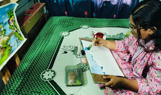 কালীগঞ্জের বাক প্রতিবন্ধী সাদিয়া যাই দেখে সেটাই আকতে পারে