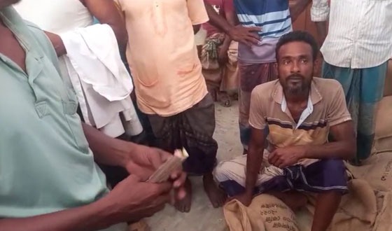 পিরোজপুরে ভিজিএফ কার্ড এর চাল বিতরনে টাকা নেওয়ার  অভিযোগ