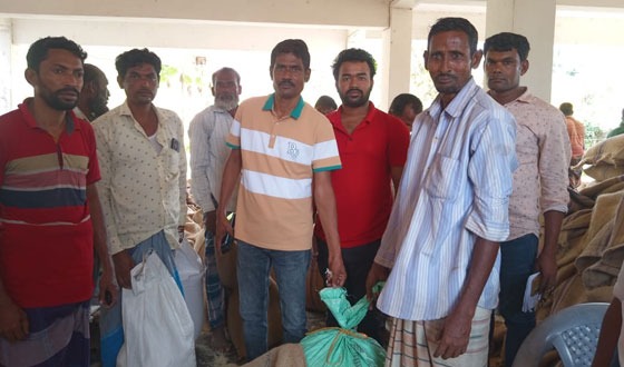 বরগুনায় নিবন্ধিত জেলেদের মাঝে চাল বিতরন