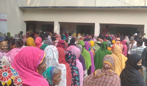 বাজিতপুরে বিশেষ ভিজিএফ চাল ভিতরণ