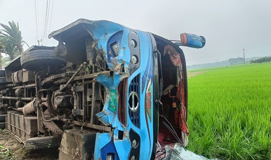 শার্শায় নিয়ন্ত্রণ হারিয়ে যাত্রীবাহী বাস খাদে, আহত ১০