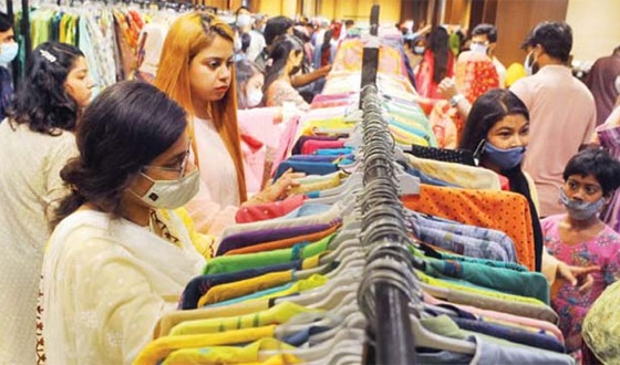 ছুটির দিনে ঈদের কেনাকাটায় জমজমাট শহর