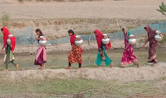 খাবার পানি সংকটে ভুগছে উপকুলীয় কয়রার মানুষ
