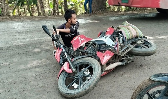 কালীগঞ্জের  সড়ক কাদায় পিচ্ছিল, ঘটছে দুর্ঘটনা