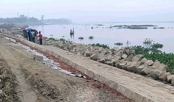 নিকলীতে পানি উন্নয়ন বোর্ডের নদী রক্ষা বাঁধ পরিদর্শনে নির্বাহী প্রকৌশলী