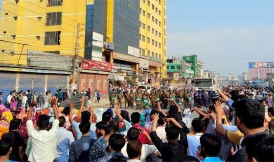 টঙ্গীতে বেতন ও ঈদ বোনাসের দাবিতে মহাসড়ক অবরোধ