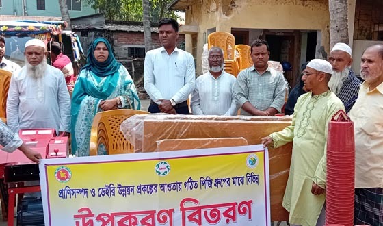 কাপাসিয়ায় প্রাণিসম্পদ ও ডেইরি উন্নয়নে পিজি গ্রুপের মাঝে উপকরণ বিতরণ