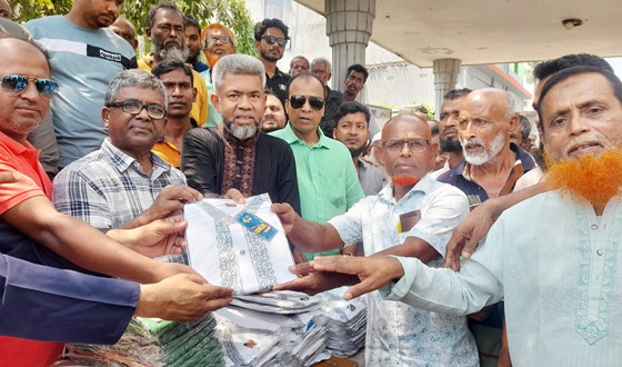 চিতলমারীতে কেন্দ্রীয় বিএনপি নেতার ঈদবস্ত্র বিতরণ