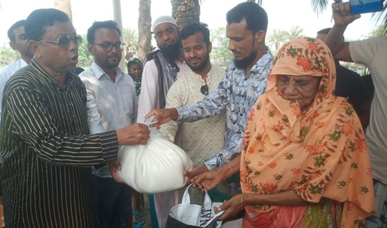 দেবহাটায় অসহায়দেরকে সহায়তা প্রদান