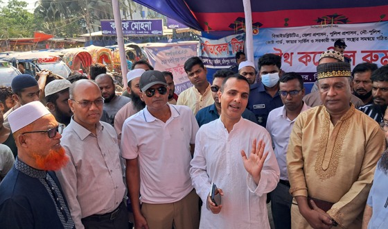 চাঁদপুরের লঞ্চঘাট এলাকা পরিদর্শনে জেলা প্রশাসক ও নৌ মন্ত্রণালয় কর্মকর্তা