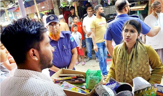 চরভদ্রাসন বাজারে আঁতশবাজি অপসারন করলেন ইউএনও