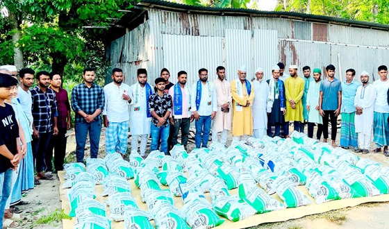 মতলবে ১০০ পরিবারের মাঝে ঈদ উপহার