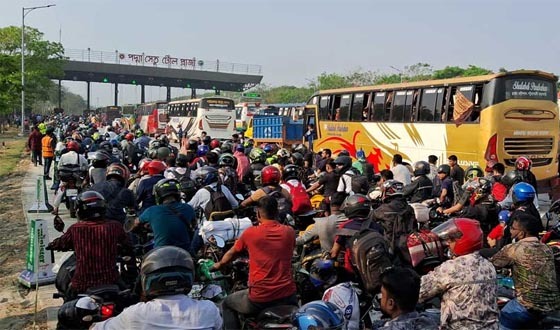 ঈদযাত্রায় পদ্মা সেতুর মাওয়া টোলপ্লাজায় জনস্রোত
