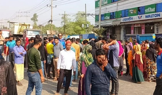 গাজীপুরে শ্রমিক ছাঁটাইয়ের প্রতিবাদে মহাসড়ক অবরোধ